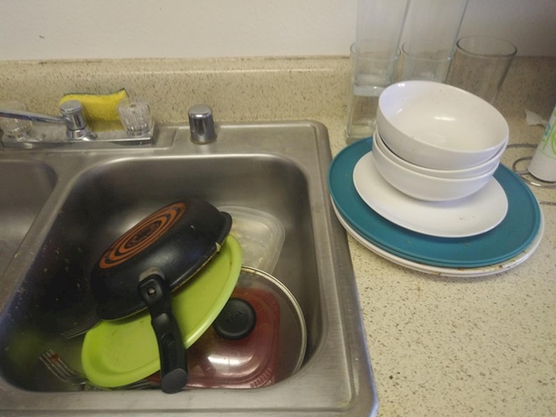 8. Žena je objavila ovu fotografiju i napisala da ovu razliku vidi i kod drugih. Neki će posuđe uredno posložiti čak i prije nego je oprano, a neki samo odložiti u sudoper