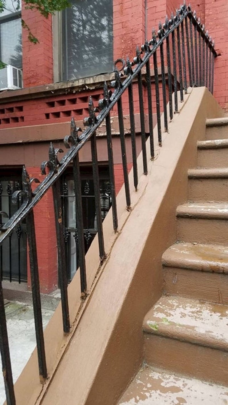 Nadamo se da ljudi ne padaju često. U svakom im je slučaju bolje da padnu nego da se pokušavaju uhvatiti za rukohvat