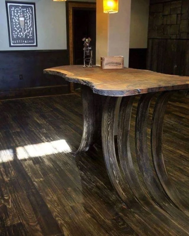 8. Izgleda kao da stol raste iz poda.