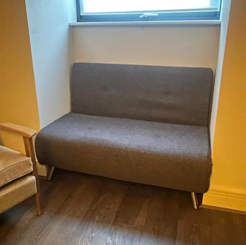 2. "Nedavno sam vidjela kauč koji kao da je stvoren za ovo mjesto!"