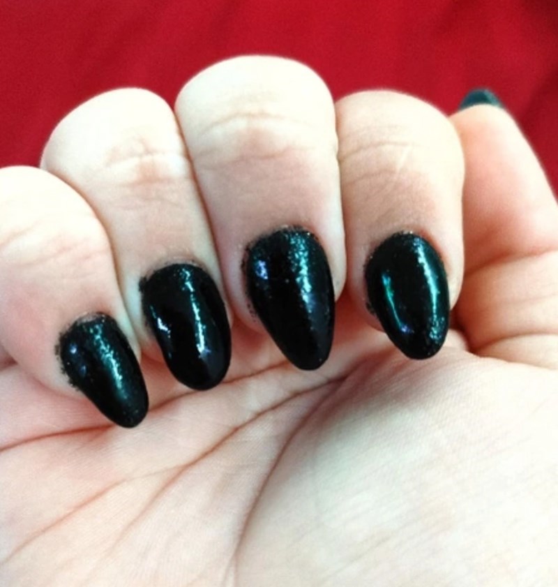 2. "Ne mogu vjerovati da ovo nisam vidjela još u salonu. Pa pogledajte ove mrlje i tragove na koži oko noktiju."