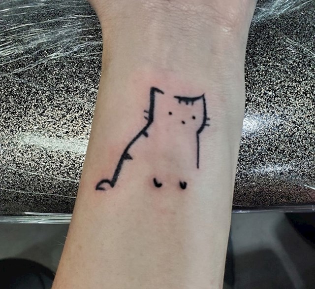 "Ovo je moja prva tetovaža. U tintu smo stavili i malo maminog pepela, a napravila sam mačku jer smo obje lude za njima. Mama se sada negdje gore igra s njima, užasno mi nedostaje"