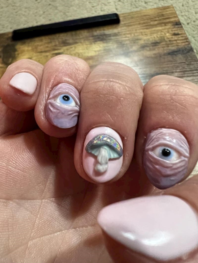 Netko je odlučio dobrovoljno nositi ovakve nokte...