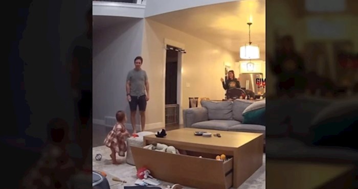 Snimljen divan trenutak: Svi komentiraju reakciju roditelja nakon što se kći prvi put sama ustala