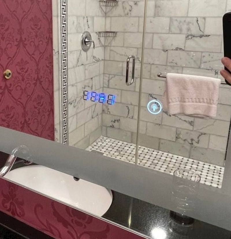 17. Vrata tuš kabine pokazuju koliko je sati