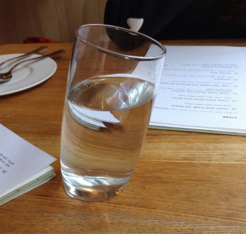 6. Restoran koji ima nakrivljene čaše