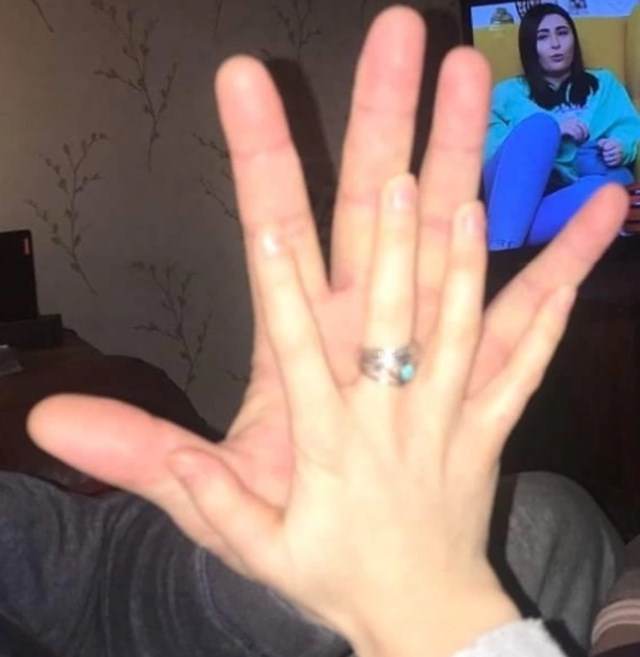 "Usporedba mog dlana i dlana moje supruge."