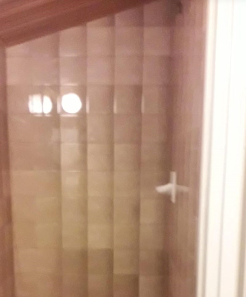 2. Ugradili su tuš kabinu, ali ne i tuš.