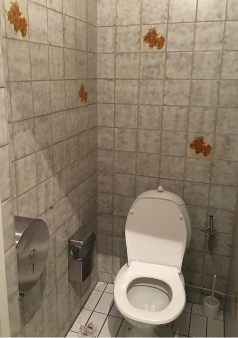 Ne, ovo nije ono što mislite. Ovo je namjeran dizajn pločica koji bi trebao podsjećati na cvijeće...