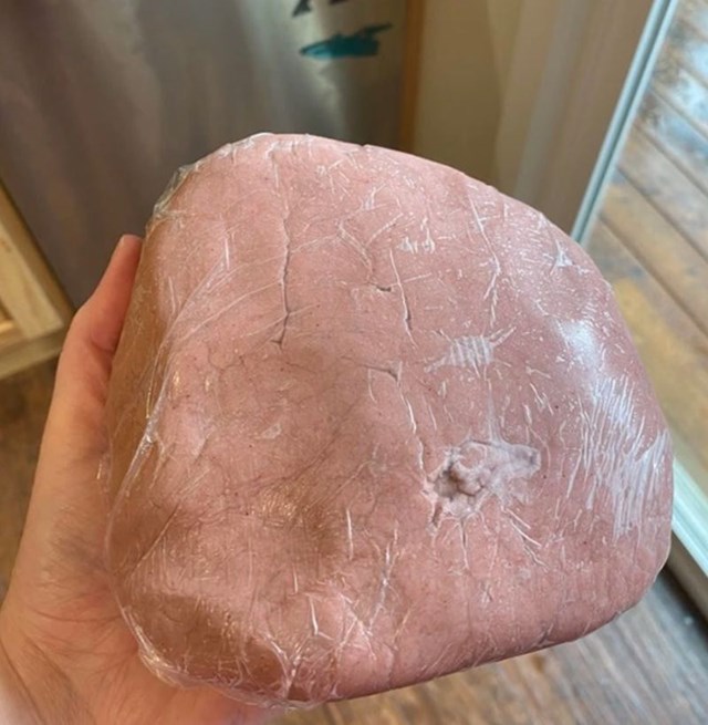 Kamen izgleda kao komad mesa.