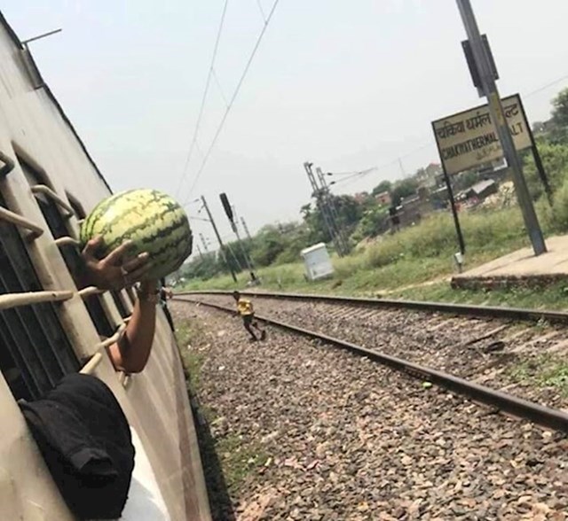 Kad je vlak stao, lik je s prozora kupio lubenicu od muškarca koji je došao nuditi svoje lubenice putnicima. Nije se sjetio da je neće moći uzeti zbog rešetaka na prozoru.