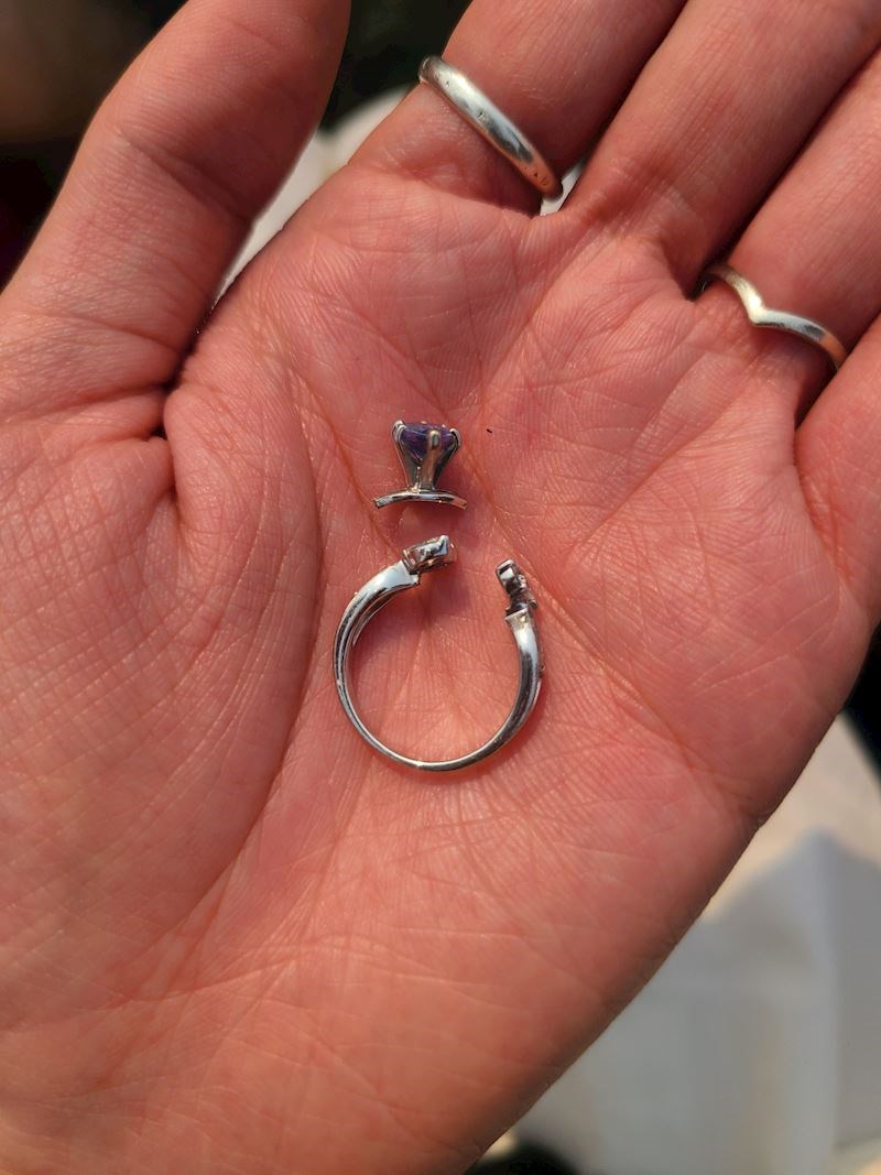 "Čistila sam kuću i čula 'kvrc' pa pogledala svoj predivni, sada potrgani, zaručnički prsten."