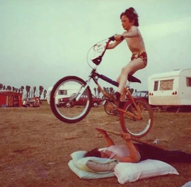 "Fotka je iz osamdesetih. Mama je legla na travu, držala dasku i bila rampa za moj novi BMX."