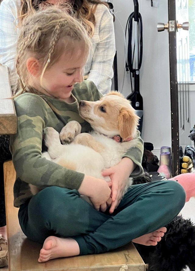 "Moja nećakinja je odlučila zagrliti psića kojeg su nedavno prije toga ostavili. Vidi se koliko joj je zahvalan na to malo ljubavi"