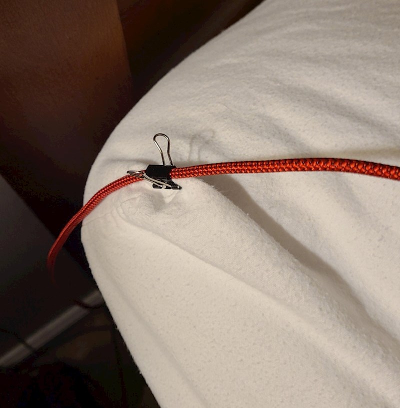 "Ako ne želite da vam kabel od punjača za mobitel pada s kreveta, evo jedne provjereno dobre ideje"