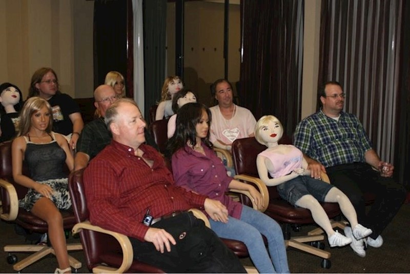 10. Ovi muškarci i njihove "supruge"...