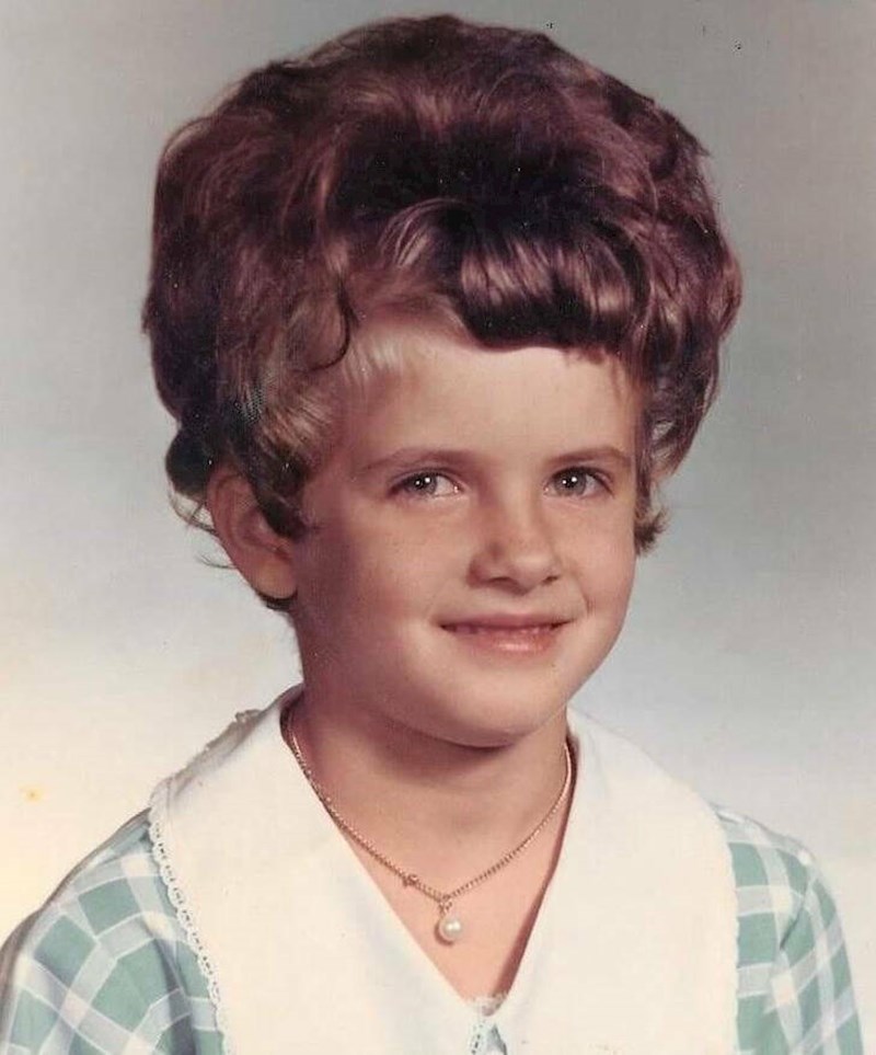 11. "Ovako je moja mama izgledala na fotografiji iz vrtića iz 1969. godine. Moja baka je voljela na mami i njezinim sestrama isprobavati neobične frizure"