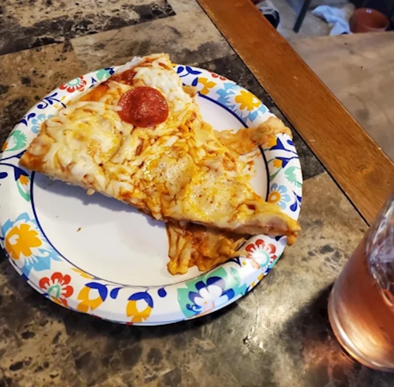 Uzeo je dva komada pizze i na svakom pojeo samo koricu