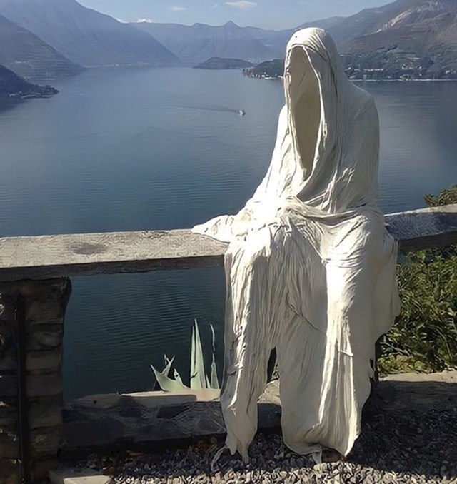 Skulptura duha kod dvorca u Vezuvu u Italiji.