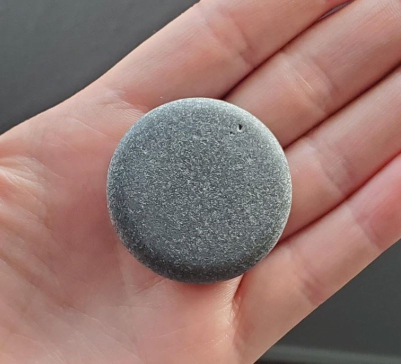 5. "Moja mama je na plaži pronašla savršeno oblikovan kamen."