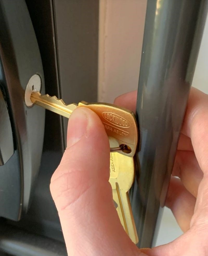 2. "Zbog ove glupo postavljane kvake se svaki dan mučim s otključavanjem stana"