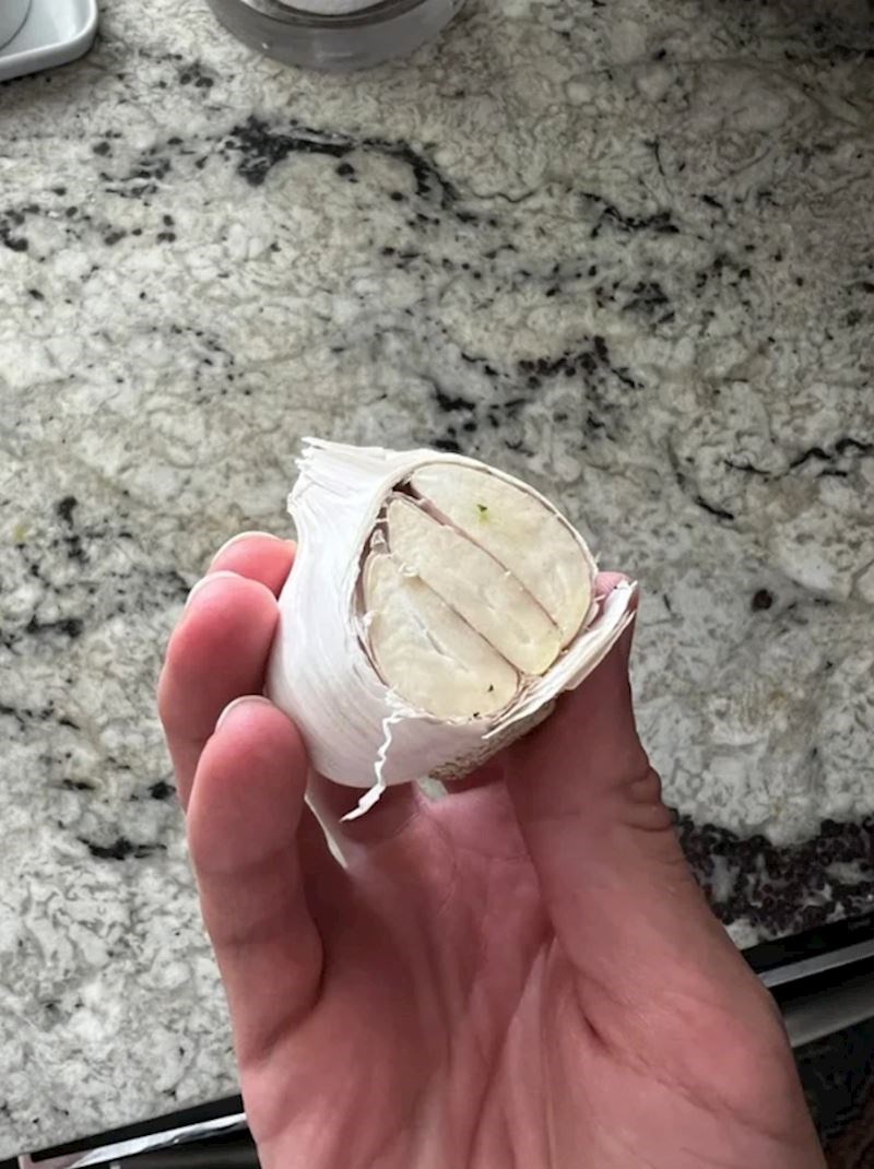 1. "Ovako moj zaručnik koristi češnjak. Zna da je pogrešno, ali ga nije briga"