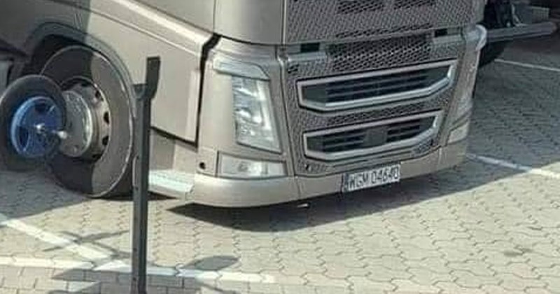 Nesvakidašnji prizor s jednog parkirališta nasmijao je ljude na Fejsu, odmah će vam biti jasno zašto