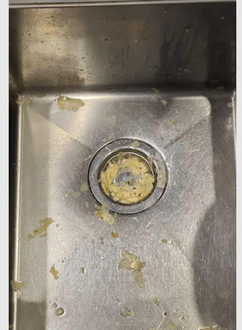 5. "Mislim da nikad neću doživjeti da on nakon što opere posuđe sredi i sudoper"