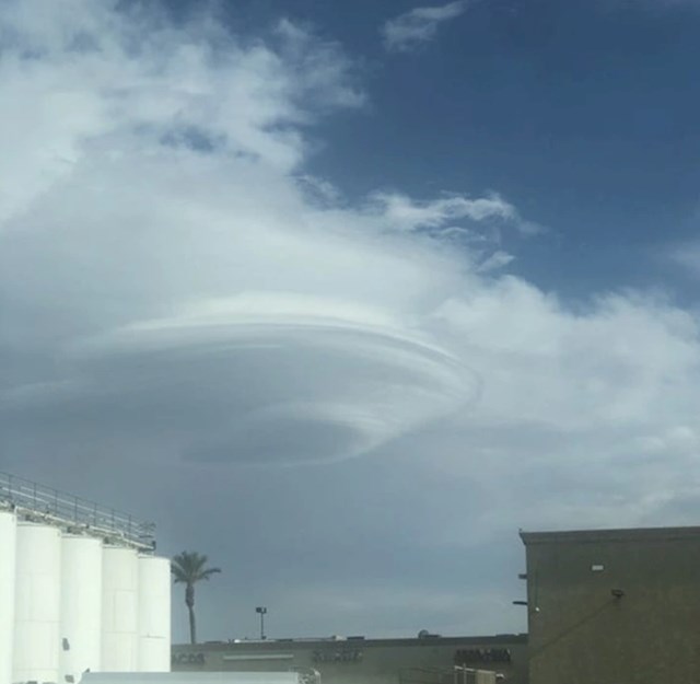 3. Oblak izgleda kao avion izvanzemaljaca...