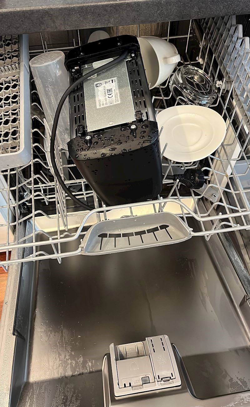 3. "Moj muž je odlučio oprati toster pa ga je stavio u perilicu! Sad ga točno mogu baciti u smeće"