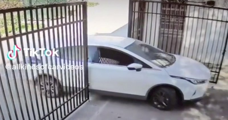 Internetom se masovno dijeli video katastrofalnog pokušaja ulaska u dvorište, ovo je bolno gledati