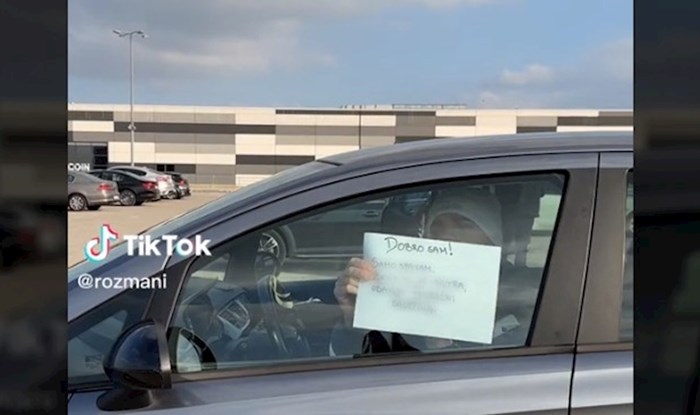 Ekipu na društvenim mrežama nasmijala poruka na prozoru auta, pogledajte čega se lik dosjetio