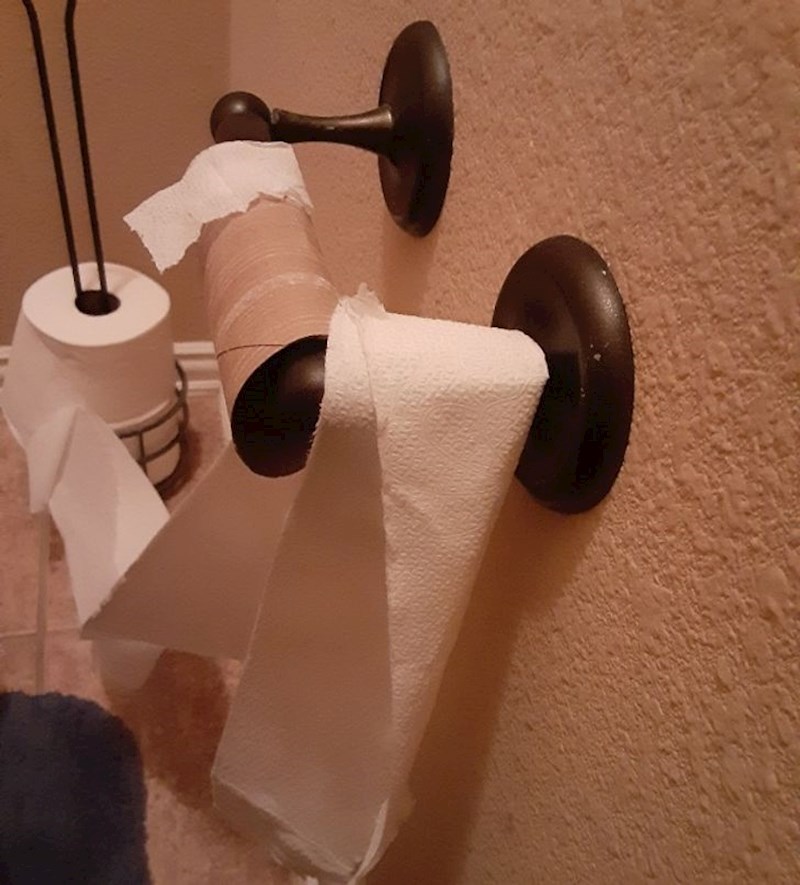 "Ovako u mom kućanstvu svi ostavljaju wc papir kad ga ponestane. Oni kažu da su kreativni, a ja da su lijeni!"