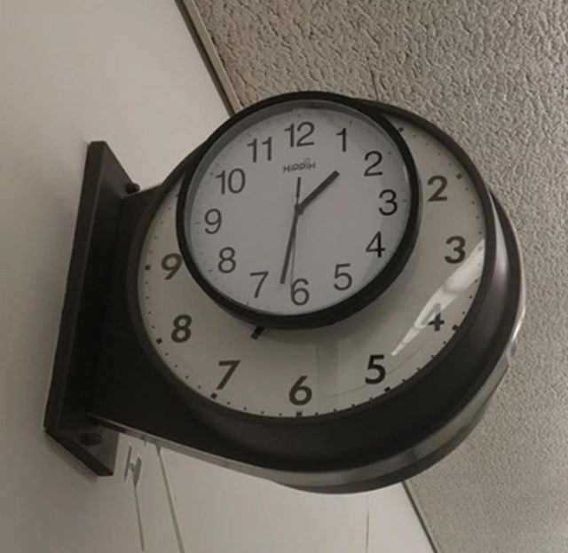 16. "Na poslu se pokvario veliki sat i umjesto da ga poprave, na njega su samo nadogradili manji sat."