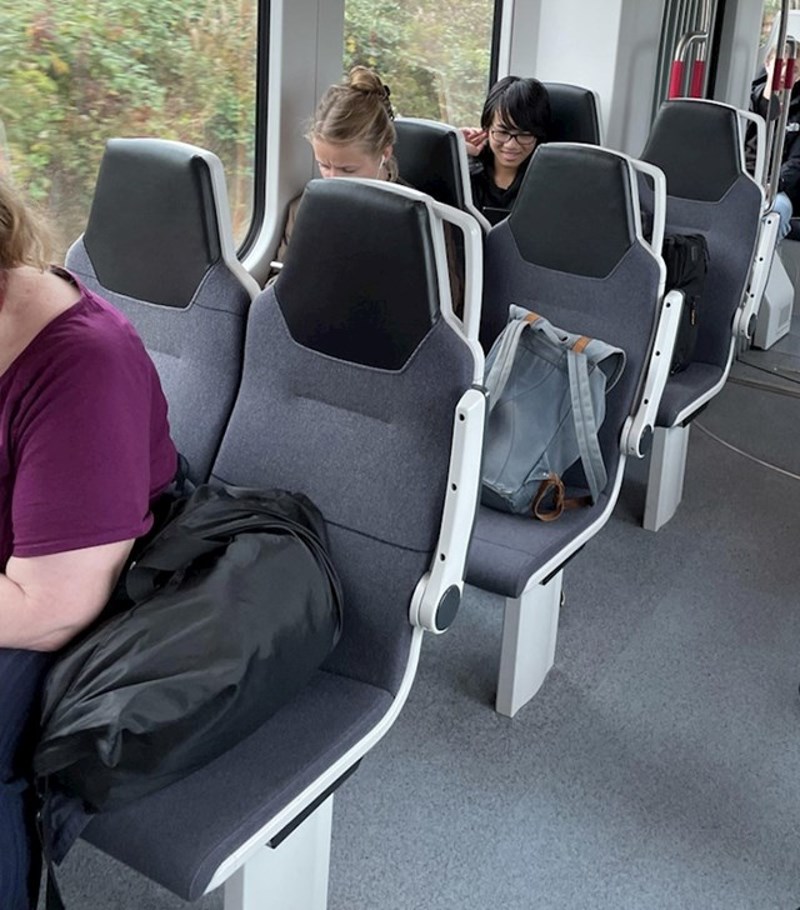 "Nije ih uopće bilo briga što puno ljudi stoji u vlaku, nitko nije ni pogledao prema nama..."