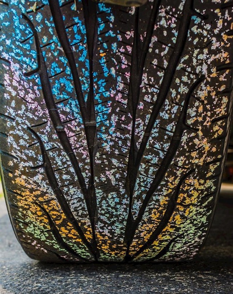 Automobilska guma koja je prešla preko crteža od krede