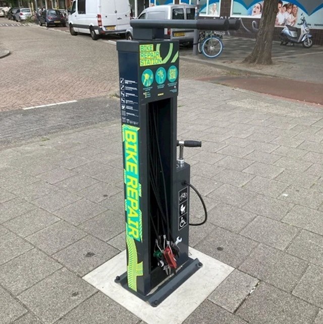 U Rotterdamu postoje besplatne javne stanice za popravak bicikala.