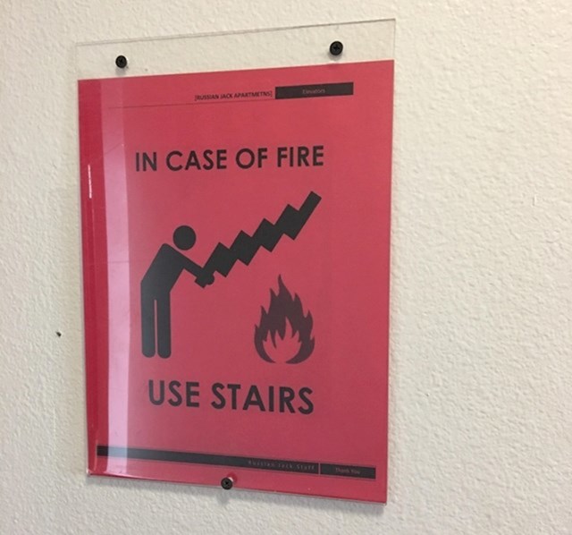 Zaboravi aparat za gašenje požara. U slučaju vatre koristi stepenice i BJEŽI.