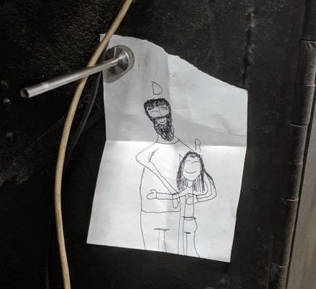 1. "Radim 60 sati tjedno pa mi je moja osmogodišnja kći odlučila nacrtati ovaj crtež da ga mogu staviti u radni ormarić. Svaki put kad ga pogledam odmah se bolje osjećam."