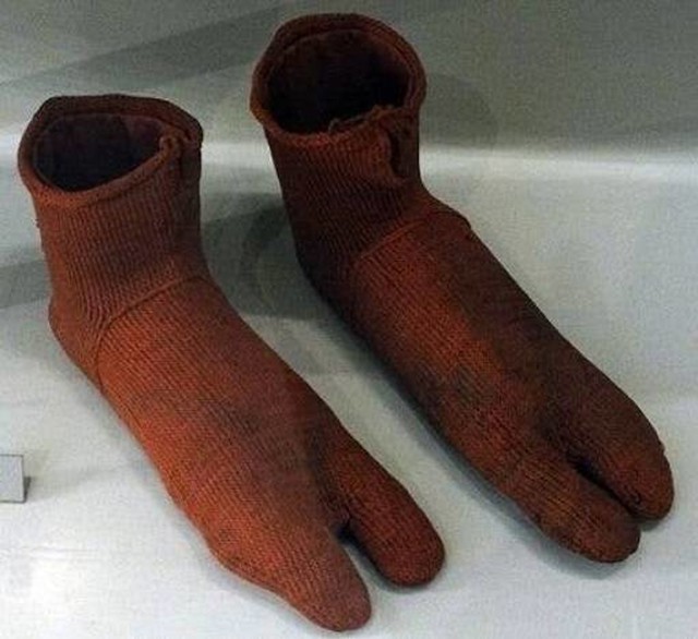 Ovo je jedanod najranije otkrivenih pari čarapa izrađenih u Egiptu u petom stoljeću.