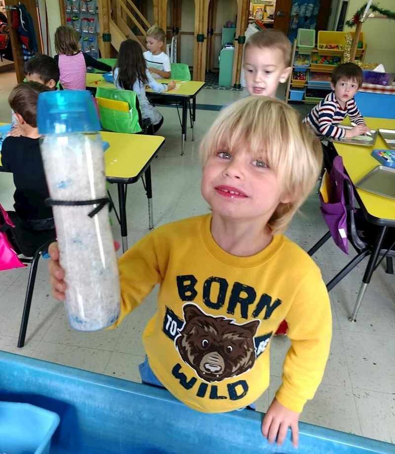 7. Dječak u pozadini 😅