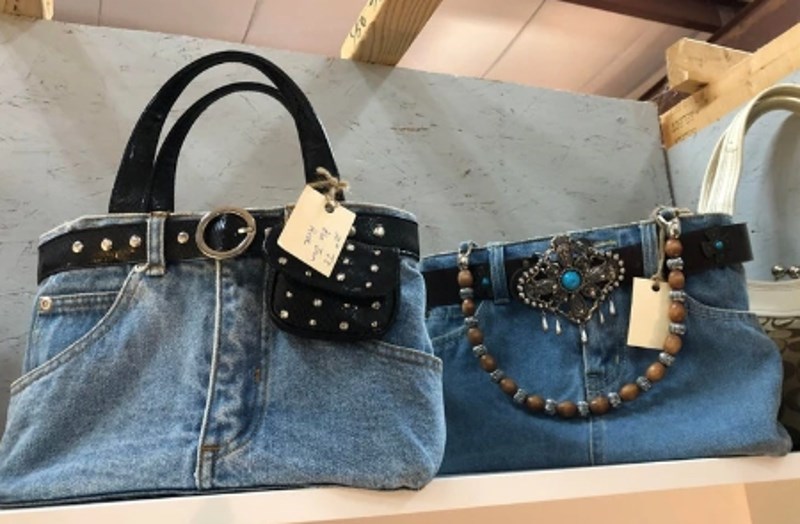 12. Netko je napravio torbe od starih traperica. Ovo čak i fora izgleda.