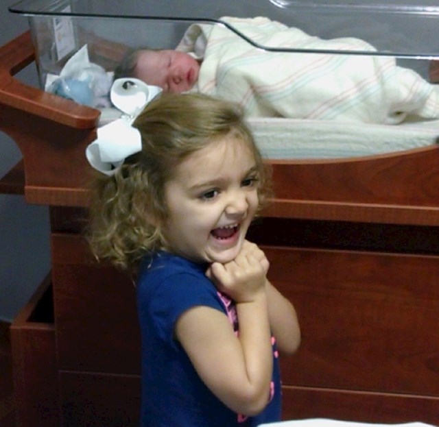 5. Ova djevojčica je prvi put vidjela svoju mlađu sestru, njezina reakcija je predivna!