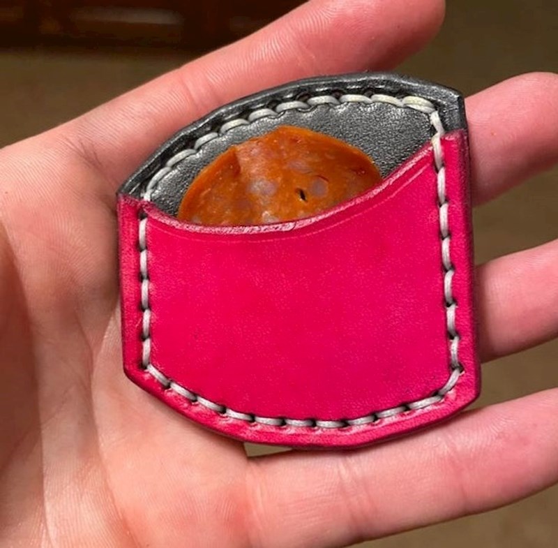 4. Netko je napravio posebnu torbicu za krišku salame...