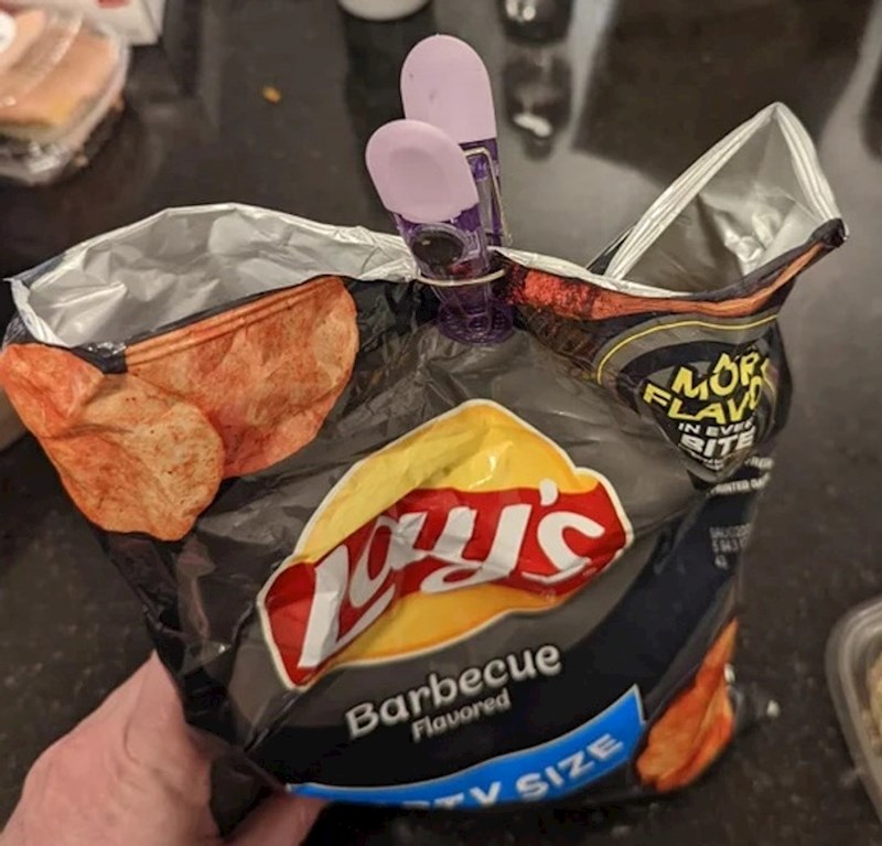 13. "Rekla sam sinu da zatvori čips kvačicom dok završi s jelom, ali nije baš shvatio kako to točno napraviti"