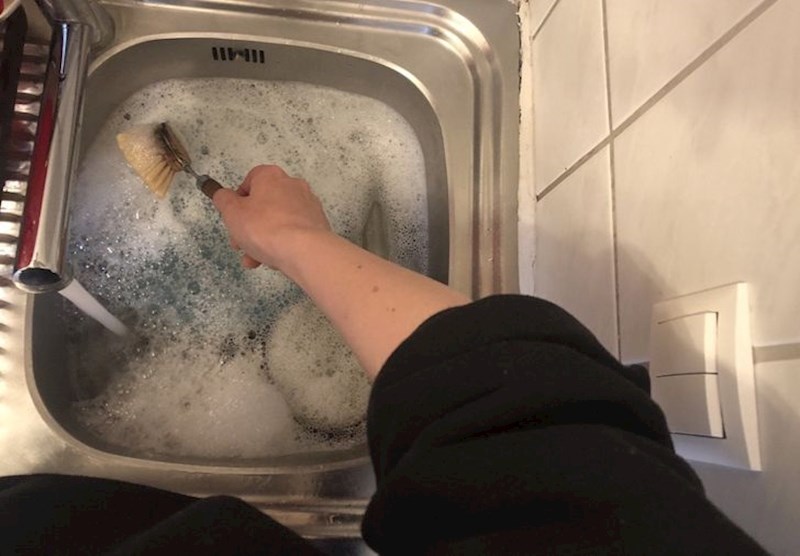 10. Svaki put kad pere suđe pali i gasi svjetlo