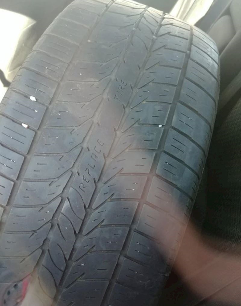 Guma na kojoj, nakon što se dovoljno istroši, piše da je potrebna zamjena