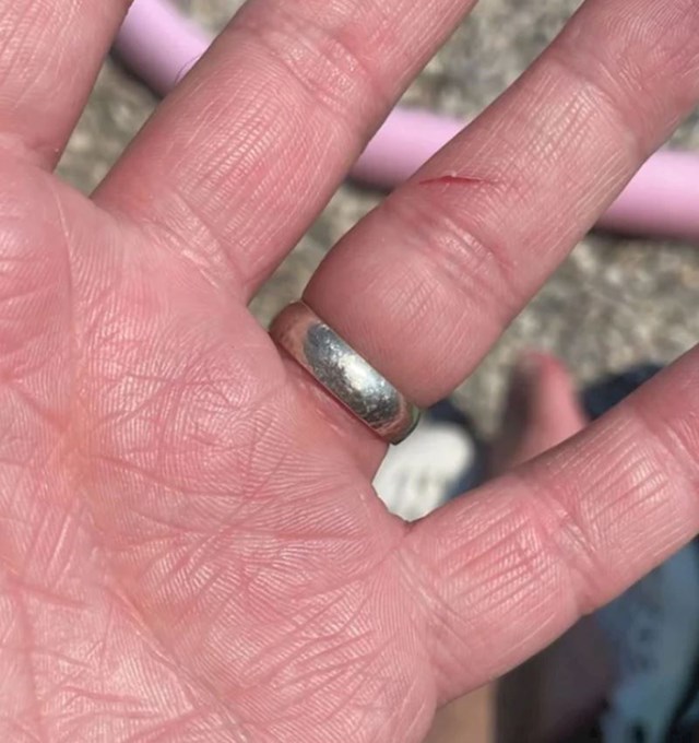 "Moj muž je izgubio prsten na plaži i jedan gospodin je vidio kako ga tražio pa se vratio s detektorom metala i pomogao nam u potrazi. Misija je bila uspješna!"