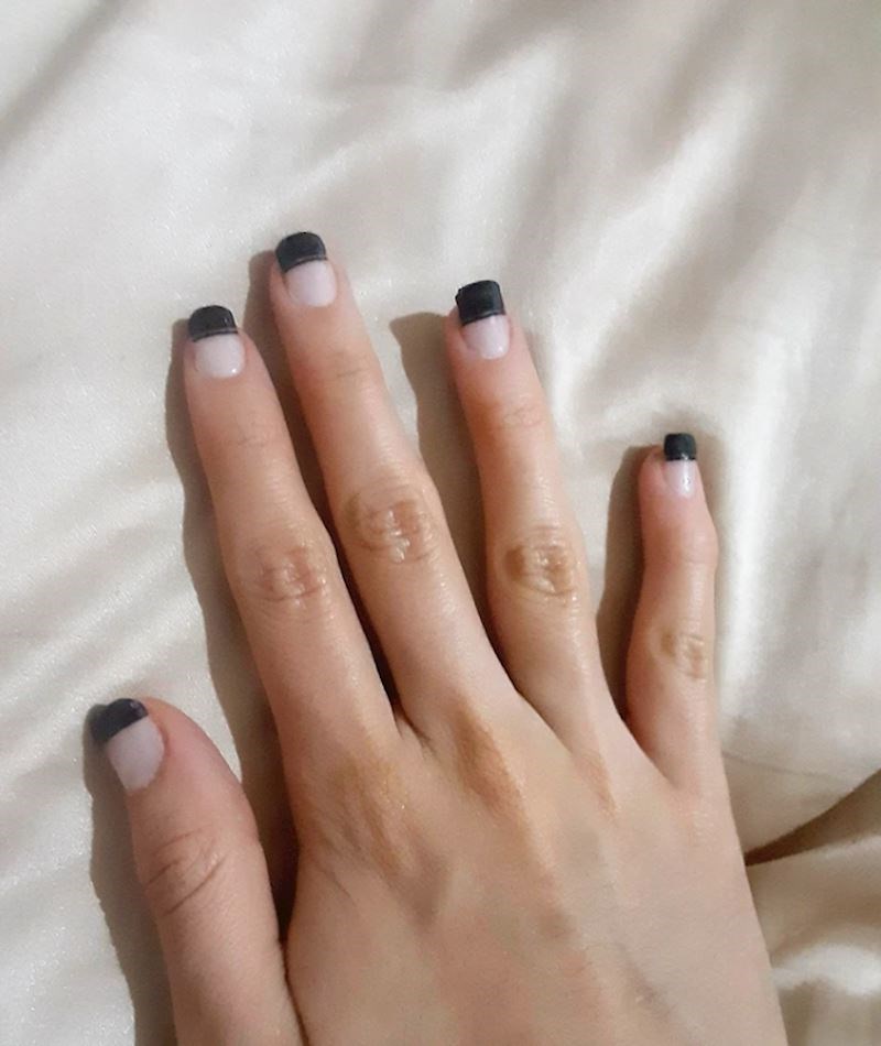 "Rekla sam joj da želim french nokte, ali umjesto bijele boje da rubovi budu crni. Evo što je napravila"