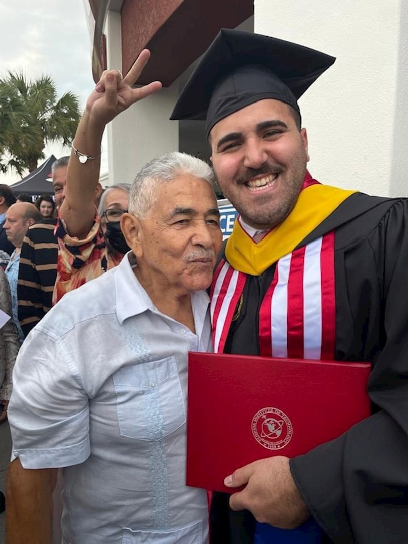 "Platio sam djedu let da dođe na moju promociju. Nije letio od 1953., kako zbog straha tako i zbog nedostatka novca. Drago mi je što sam mu to mogao priuštiti, ne bi bilo isto bez njega"